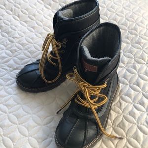 Tommy Hilfiger boys boots size 1.